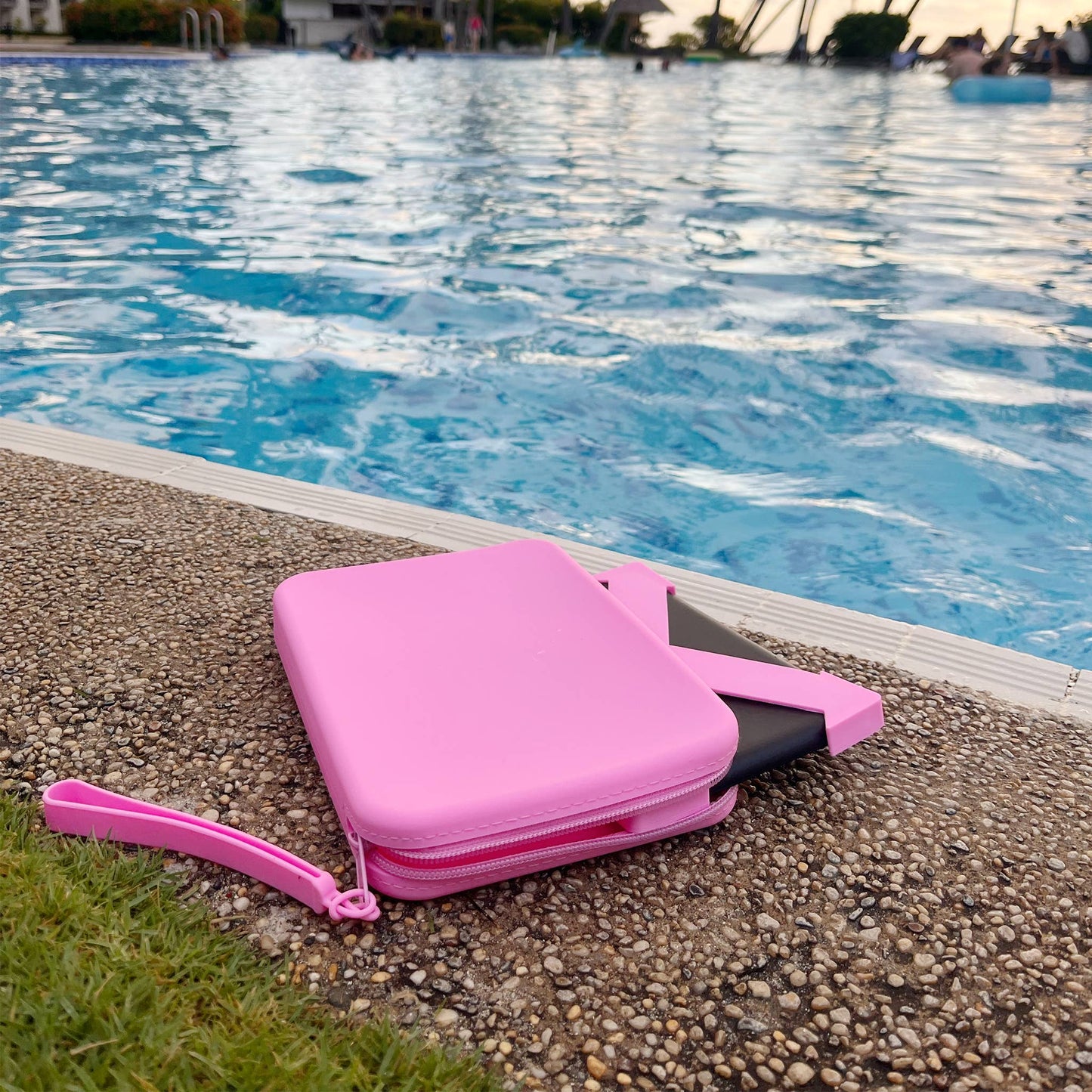 The Strapsicle Clutch: Black
